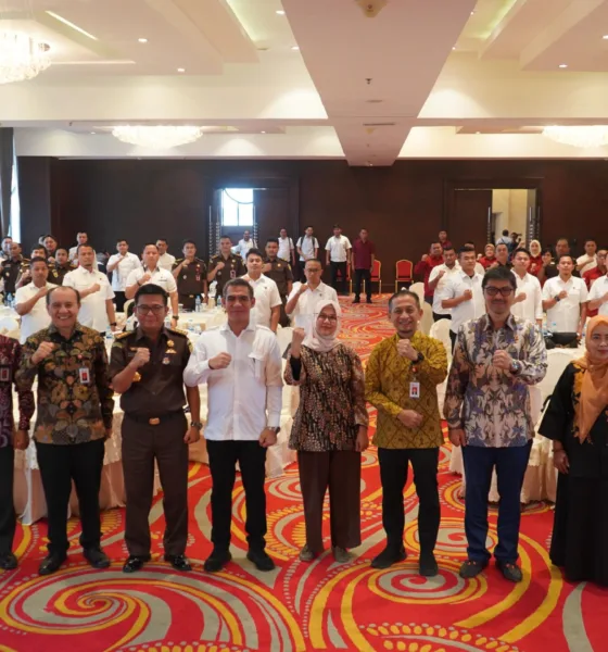 Deputi Komisioner Hukum dan Penyidikan OJK, Yuliana, berfoto bersama para peserta sosialisasi tindak pidana sektor jasa keuangan di Medan, Rabu, 6 November 2024. (ist)