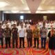 Deputi Komisioner Hukum dan Penyidikan OJK, Yuliana, berfoto bersama para peserta sosialisasi tindak pidana sektor jasa keuangan di Medan, Rabu, 6 November 2024. (ist)