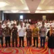 Deputi Komisioner Hukum dan Penyidikan OJK, Yuliana, berfoto bersama para peserta sosialisasi tindak pidana sektor jasa keuangan di Medan, Rabu, 6 November 2024. (ist)