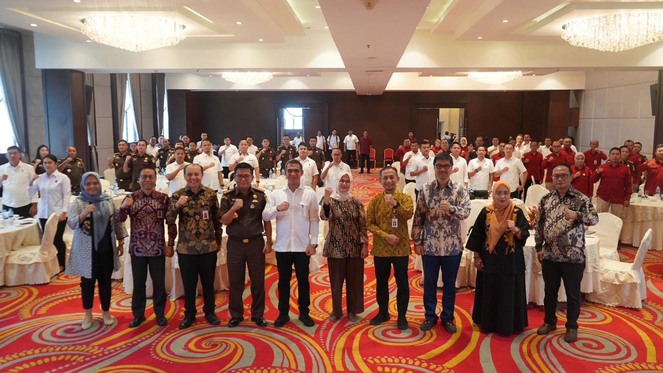 Deputi Komisioner Hukum dan Penyidikan OJK, Yuliana, berfoto bersama para peserta sosialisasi tindak pidana sektor jasa keuangan di Medan, Rabu, 6 November 2024. (ist)