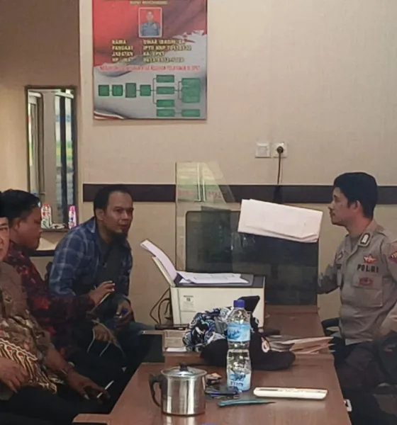 Oktaviandi saat melaporkan akun WhatsApp Fufufafa di Mako Polres Tebo. (ist)