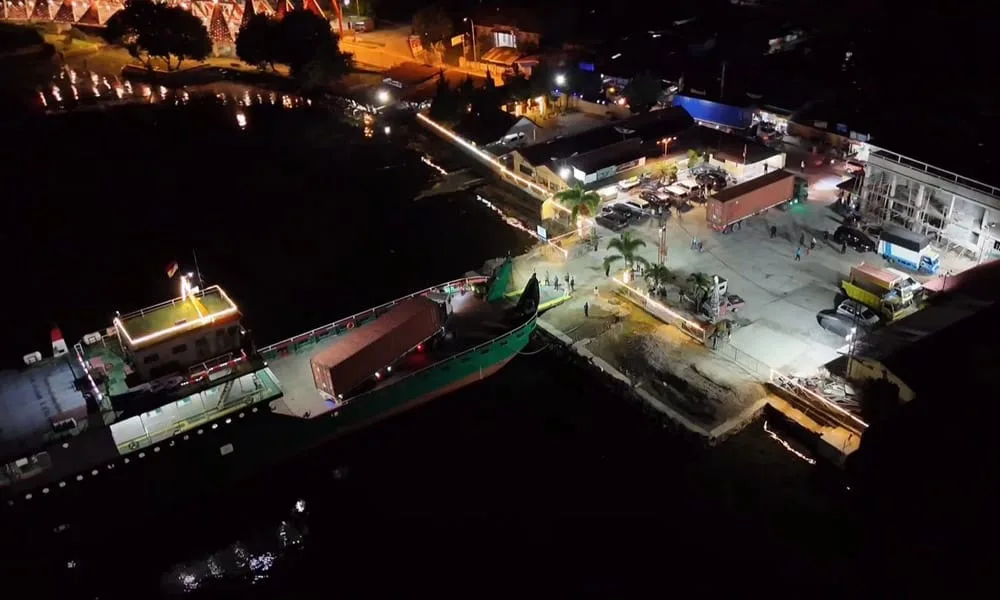 Proses pengangkutan logistik untuk even Aquabike Jet Ski World Championship 2024 di Danau Toba, 13-17 November 2024. (Foto: InJourney)