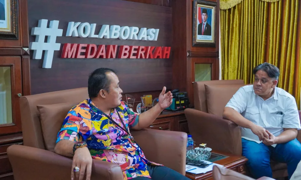 Plt Wali Kota Medan, Aulia Rachman (kiri) saat berdiskusi soal kendaraan listrik dengan. Rudy Adityawarman selaku Kepala Cabang Wuling Medan. (ist)