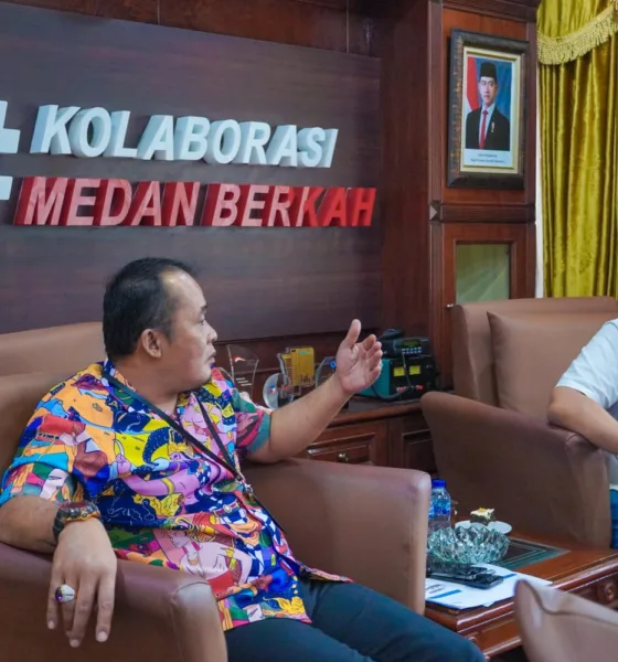 Plt Wali Kota Medan, Aulia Rachman (kiri) saat berdiskusi soal kendaraan listrik dengan. Rudy Adityawarman selaku Kepala Cabang Wuling Medan. (ist)