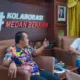 Plt Wali Kota Medan, Aulia Rachman (kiri) saat berdiskusi soal kendaraan listrik dengan. Rudy Adityawarman selaku Kepala Cabang Wuling Medan. (ist)