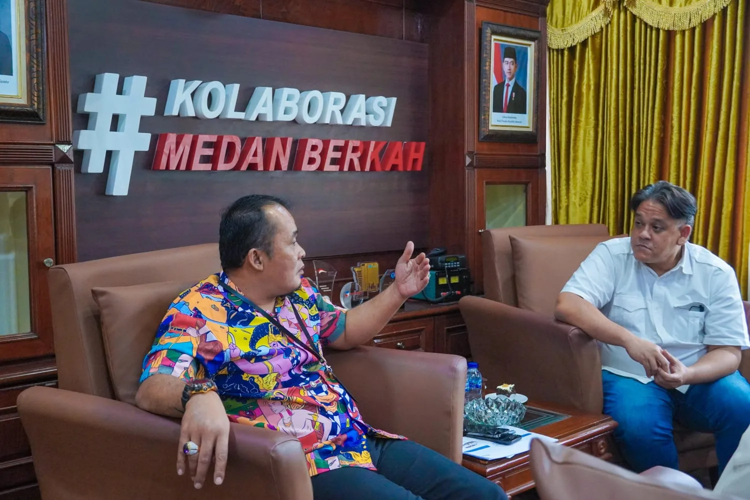 Plt Wali Kota Medan, Aulia Rachman (kiri) saat berdiskusi soal kendaraan listrik dengan. Rudy Adityawarman selaku Kepala Cabang Wuling Medan. (ist)