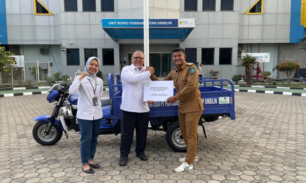 Tim TJSL PLN IP UBP Ombilin menyerahkan bantuan TJSL kepada kelompok siaga Desa Salak, Sawahlunto pada 11 November 2024. (DETAIL/Diona)