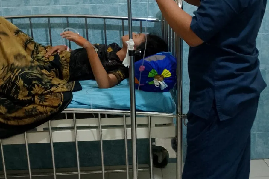Salah satu pasien di sal anak saat mendapatkan pelayanan kesehatan dari tenaga medis RSUD Bangko. (DETAIL/Daryanto)