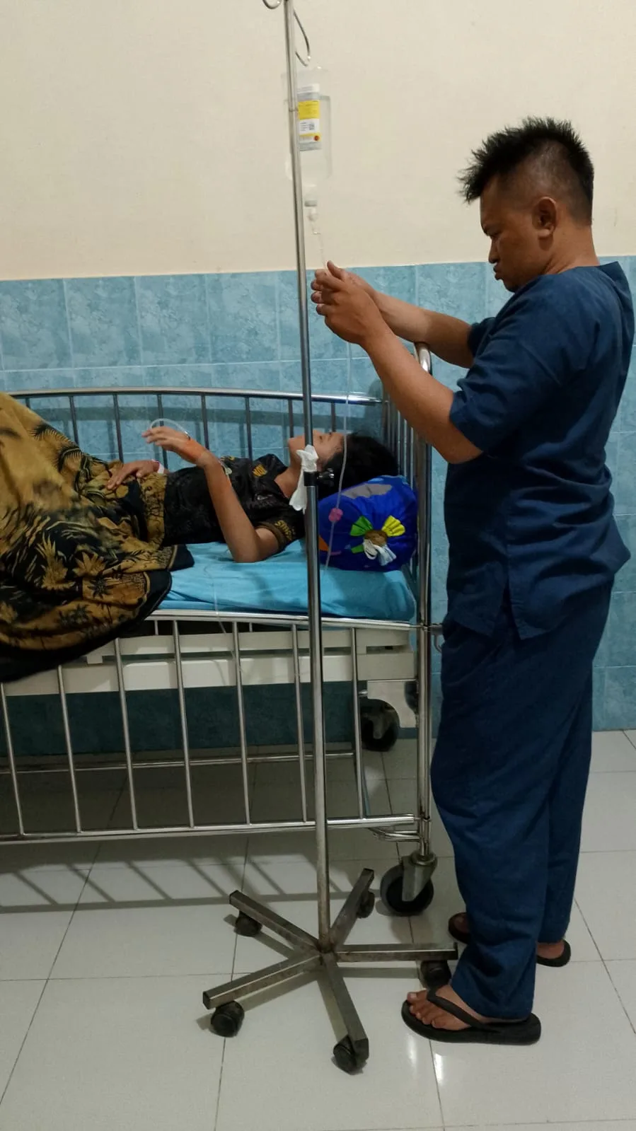 Salah satu pasien di sal anak saat mendapatkan pelayanan kesehatan dari tenaga medis RSUD Bangko. (DETAIL/Daryanto)