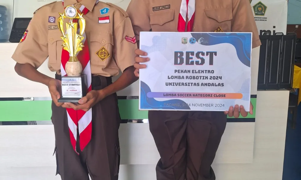 Qifathul Azzam dan Muhammad Fathir meraih Best Strategy Soccer pada ajang lomba robotik Pekan Elektro 2024 Universitas Andalas Padang pada Selasa, 12 November 2024.(dok. Humas MTsN 15 Tanah Datar)