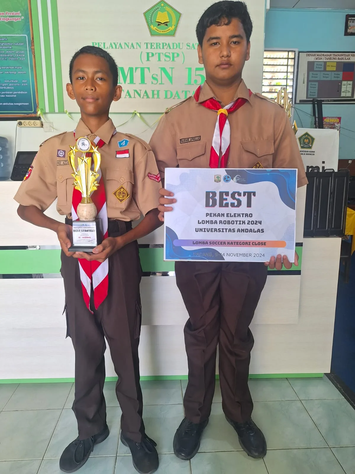 Qifathul Azzam dan Muhammad Fathir meraih Best Strategy Soccer pada ajang lomba robotik Pekan Elektro 2024 Universitas Andalas Padang pada Selasa, 12 November 2024.(dok. Humas MTsN 15 Tanah Datar)