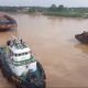 Detik-detik TB EQUATOR 12 menghantam fender jembatan aur duri 1. (ist)