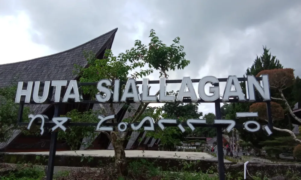 Sebagai destinasi wisata dan budaya, Huta Siallagan semakin berkembang, termasuk ditopang dengan aktivitas nontunai dalam transaksi suvenir yang didukung oleh Bank Mandiri. (ist)