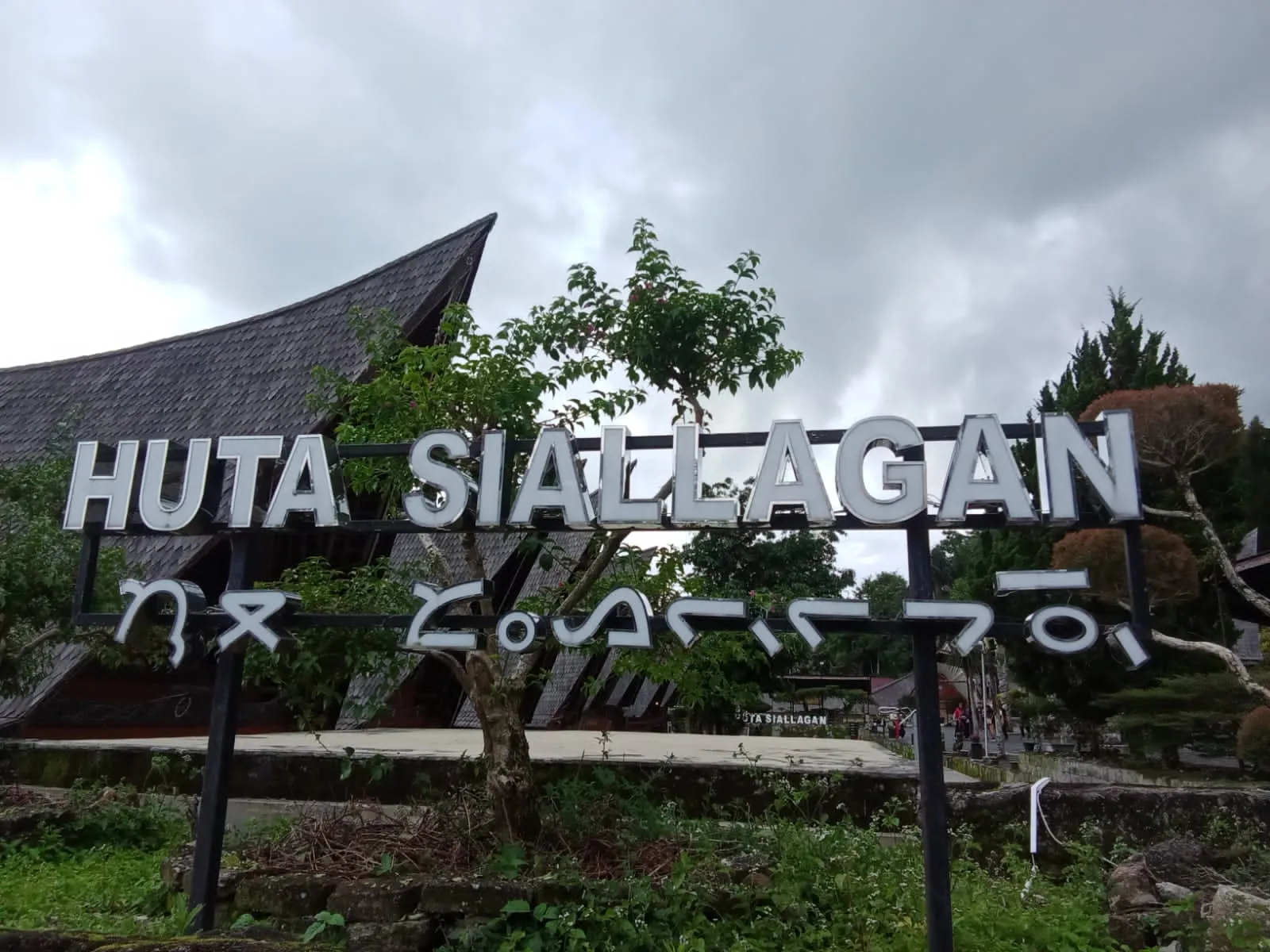 Sebagai destinasi wisata dan budaya, Huta Siallagan semakin berkembang, termasuk ditopang dengan aktivitas nontunai dalam transaksi suvenir yang didukung oleh Bank Mandiri. (ist)