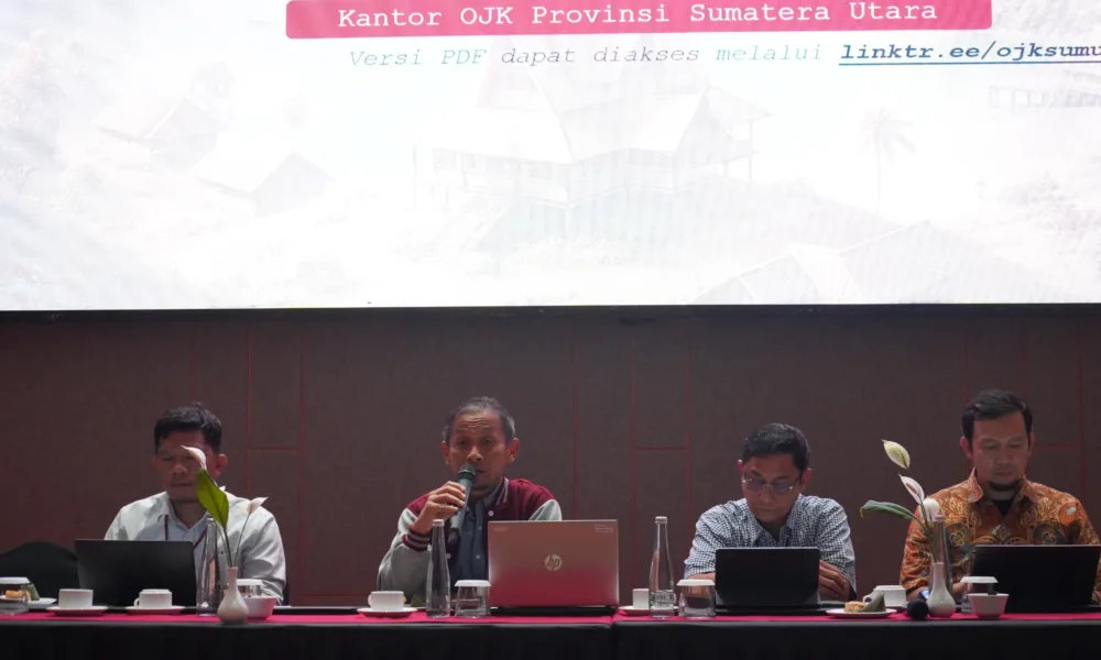 Kepala OJK Provinsi Sumut, Khoirul Muttaqien, saat berbicara di hadapan para wartawan di Hotel Mariana, Kabupaten Samosir, kemarin. (ist)