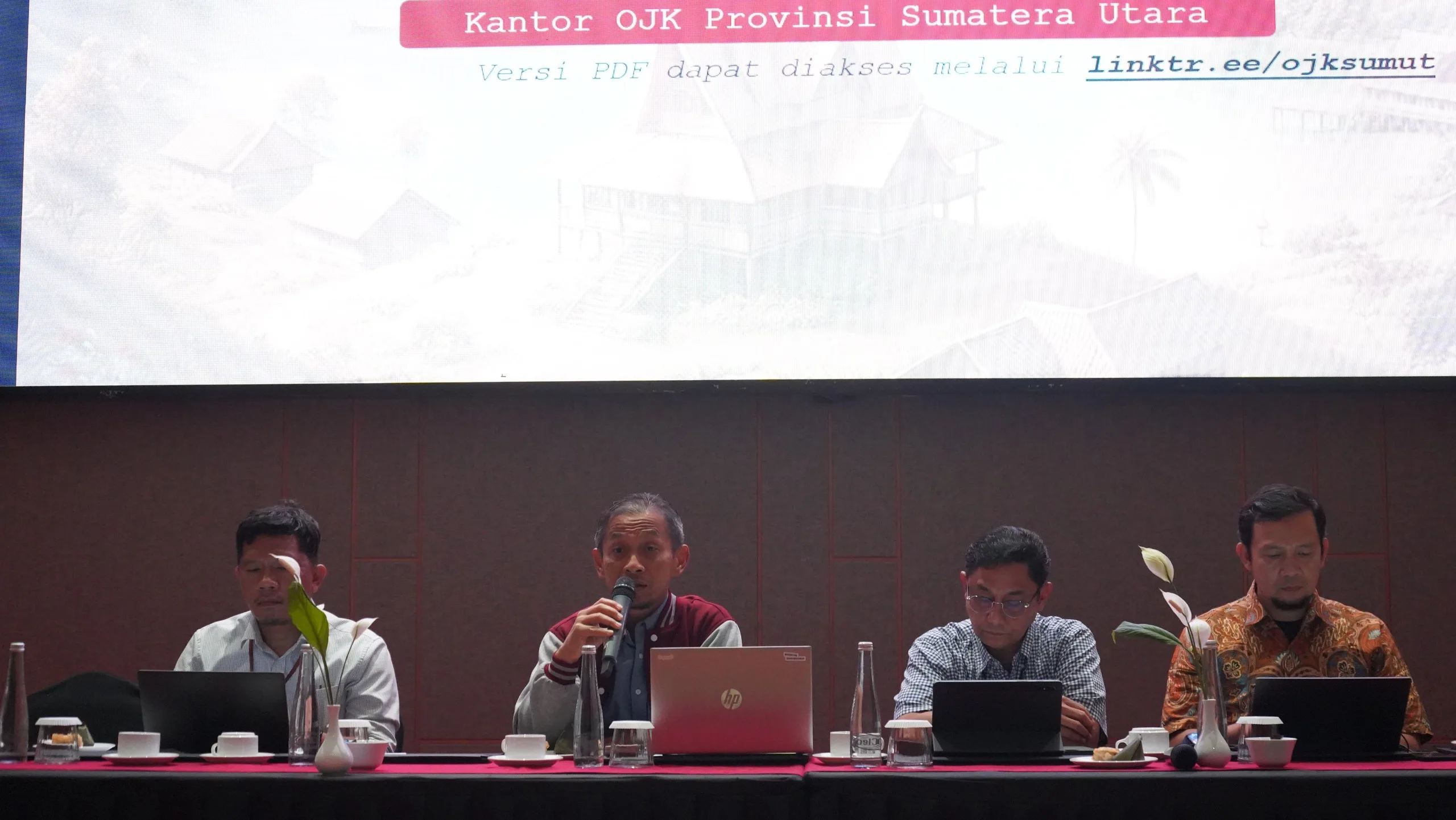 Kepala OJK Provinsi Sumut, Khoirul Muttaqien, saat berbicara di hadapan para wartawan di Hotel Mariana, Kabupaten Samosir, kemarin. (ist)