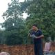 Sastrawan Nasional, Asro Almurthwy saat membaca puisi kubu di Festival candi Muarojambi. (DETAIL/ist)