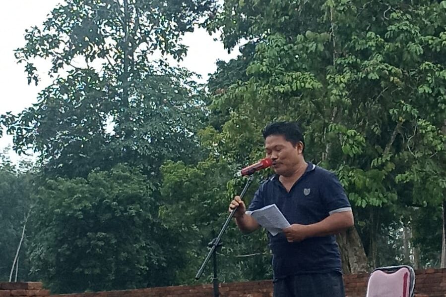 Sastrawan Nasional, Asro Almurthwy saat membaca puisi kubu di Festival candi Muarojambi. (DETAIL/ist)