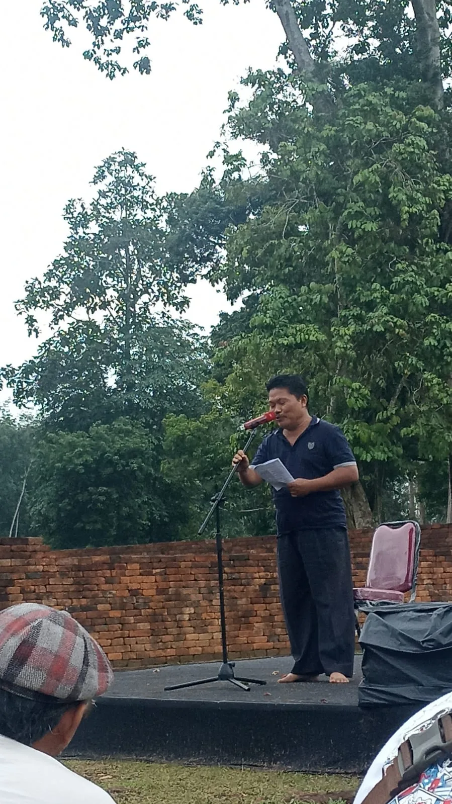 Sastrawan Nasional, Asro Almurthwy saat membaca puisi kubu di Festival candi Muarojambi. (DETAIL/ist)