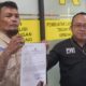 Charles (44) didampingi Ketua PWI Bekasi Raya memperlihatkan bukti laporan Polisi