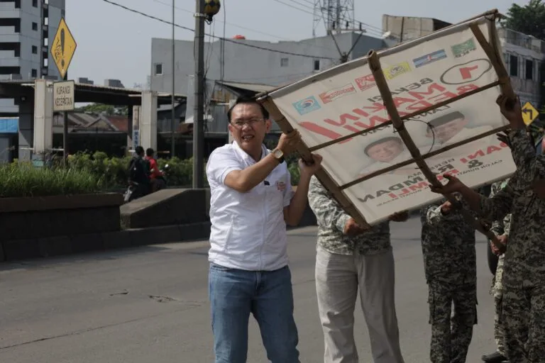Calon Bupati Bekasi, Dani Ramdan copot APK miliknya sendiri. (ist)