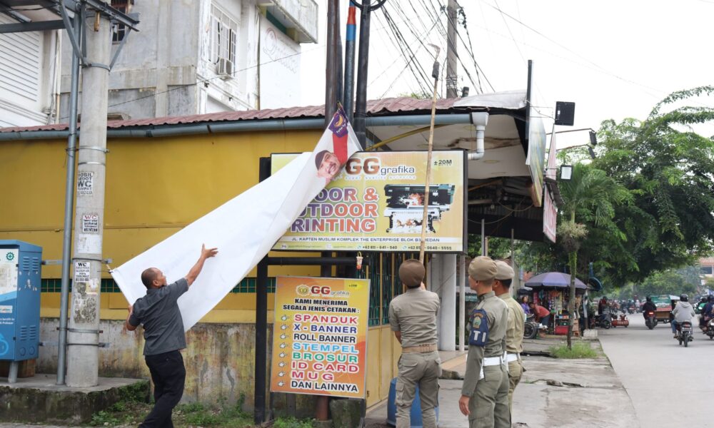 Satpol PP melakukan penertiban terhadap APK Pilkada serentak 2024. (ist)