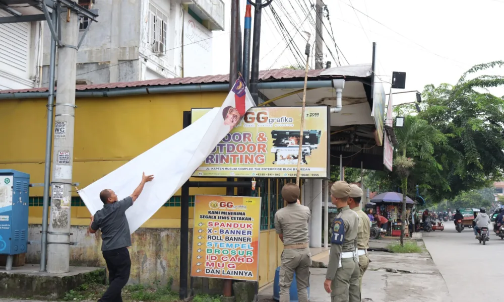 Satpol PP melakukan penertiban terhadap APK Pilkada serentak 2024. (ist)