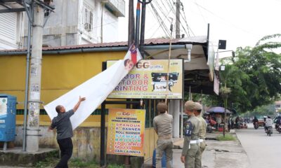 Satpol PP melakukan penertiban terhadap APK Pilkada serentak 2024. (ist)