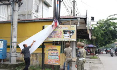 Satpol PP melakukan penertiban terhadap APK Pilkada serentak 2024. (ist)