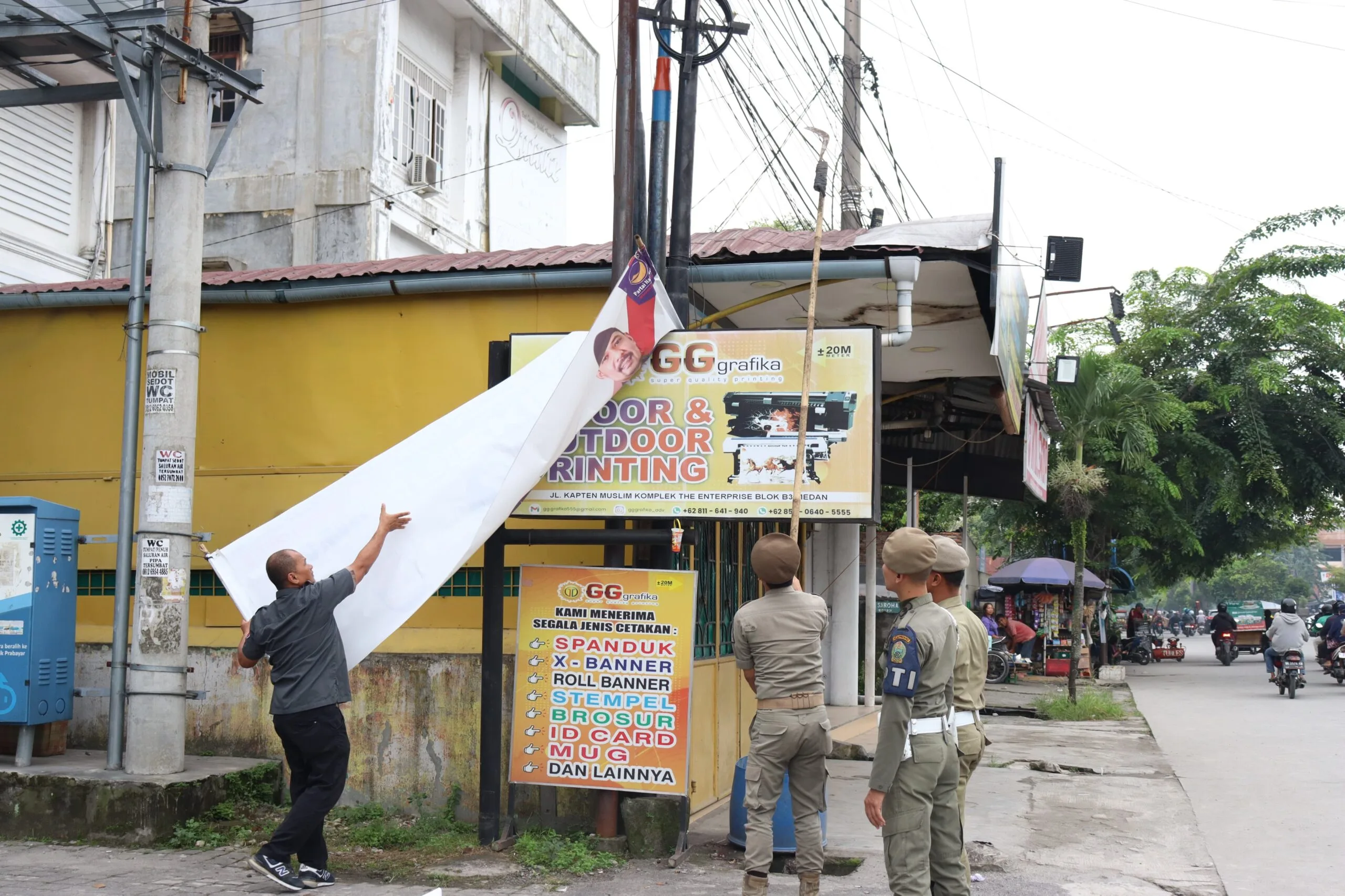 Satpol PP melakukan penertiban terhadap APK Pilkada serentak 2024. (ist)