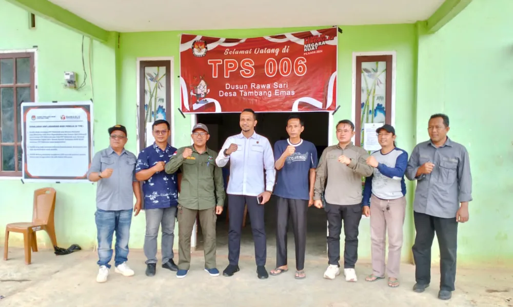 Direskrimum Polda Jambi Kombes Pol Andri Ananta Yudistira dan Kasatreskrim Polres Merangin Iptu Mulyono saat meninjau langsung pemungutan suara di TPS 06 Desa Tambang Emas. (DETAIL/Daryanto)