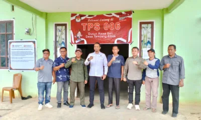Direskrimum Polda Jambi Kombes Pol Andri Ananta Yudistira dan Kasatreskrim Polres Merangin Iptu Mulyono saat meninjau langsung pemungutan suara di TPS 06 Desa Tambang Emas. (DETAIL/Daryanto)