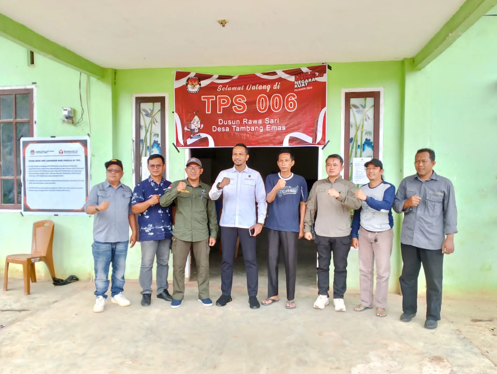 Direskrimum Polda Jambi Kombes Pol Andri Ananta Yudistira dan Kasatreskrim Polres Merangin Iptu Mulyono saat meninjau langsung pemungutan suara di TPS 06 Desa Tambang Emas. (DETAIL/Daryanto)