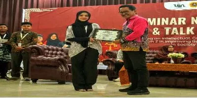 Ridho Pamungkas selaku Kepala KPPU Kanwil Sumbagut I menerima piagam penghargaan dari HMJ FEBI UINSU. (ist)