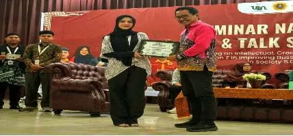 Ridho Pamungkas selaku Kepala KPPU Kanwil Sumbagut I menerima piagam penghargaan dari HMJ FEBI UINSU. (ist)