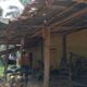 Rumah Sawal yang berjarak 5 meter dari dinding kolam milik PT SGN. (DETAIL/Daryanto)