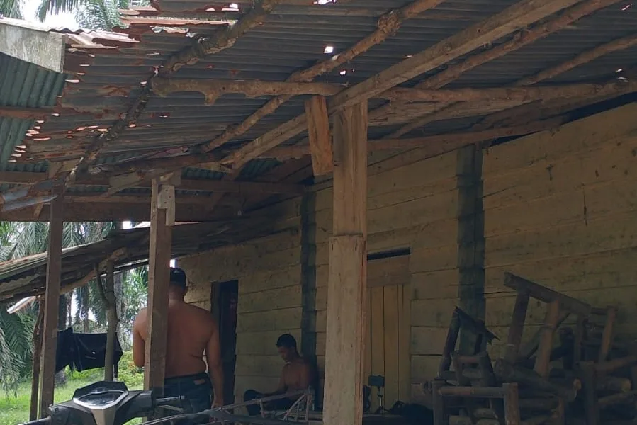 Rumah Sawal yang berjarak 5 meter dari dinding kolam milik PT SGN. (DETAIL/Daryanto)