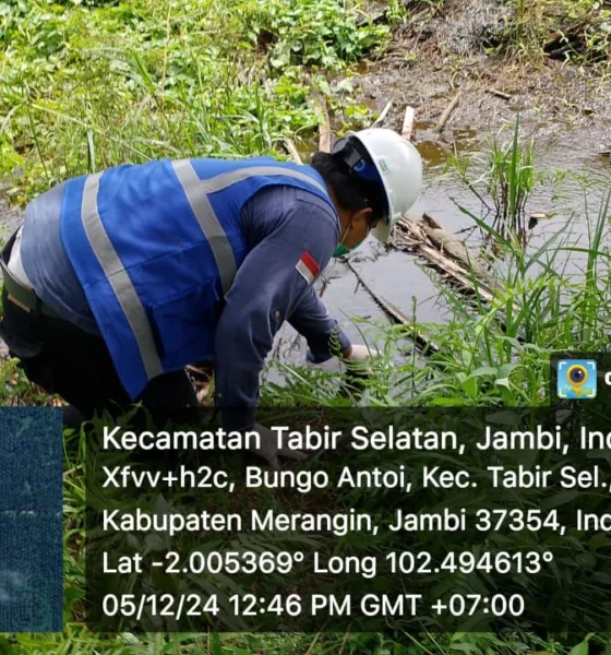 Petugas dari Dinas Lingkungan Hidup Merangin saat mengambil sampel air di parit milik warga. (DETAIL/Daryanto )