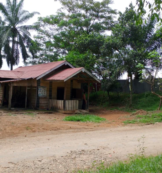 Rumah keluarga Sawal, hanya berjarak lima meter dari dinding kolam limbah PT SGN yang tak tersentuh bantuan apapun oleh perusahaan. (DETAIL/Daryanto)