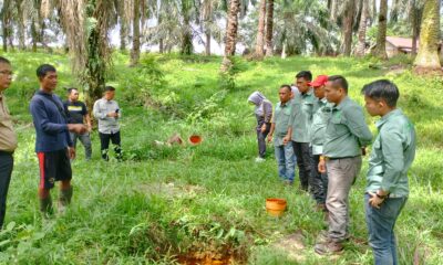 Anggota Komisi III DPRD Merangin saat meninjau sumur milik Sawal yang tercemar limbah PT SGN. (DETAIL/Daryanto)