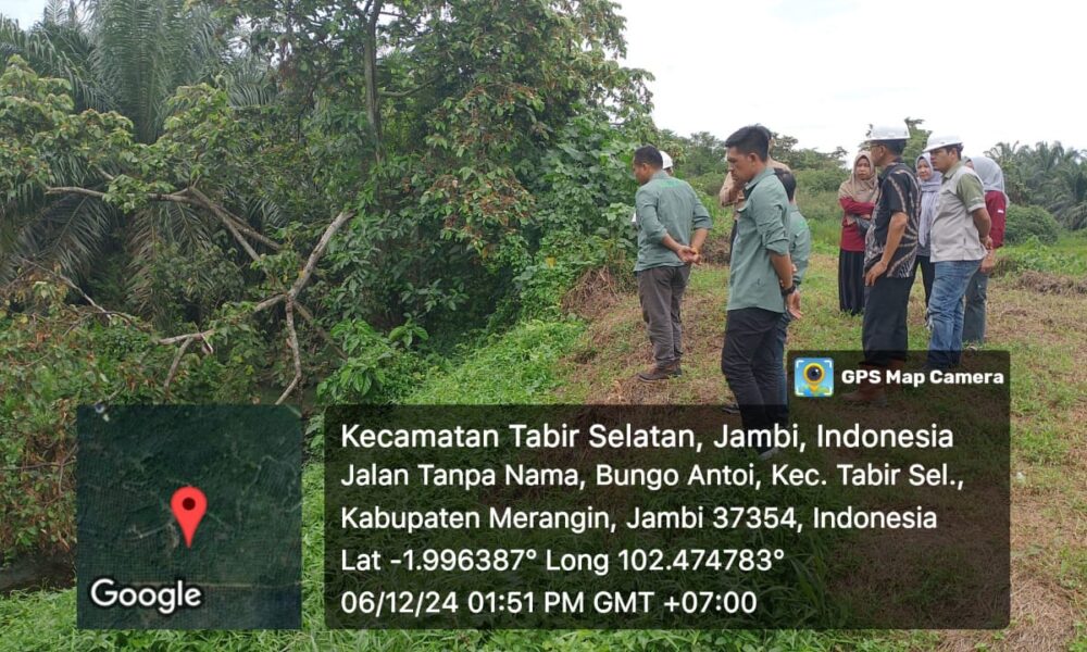 Komisi III DPRD Merangin saat meninjau kolam limbah milik PT SGN yang membuang limbah cair ke parit warga. (DETAIL/Daryanto)