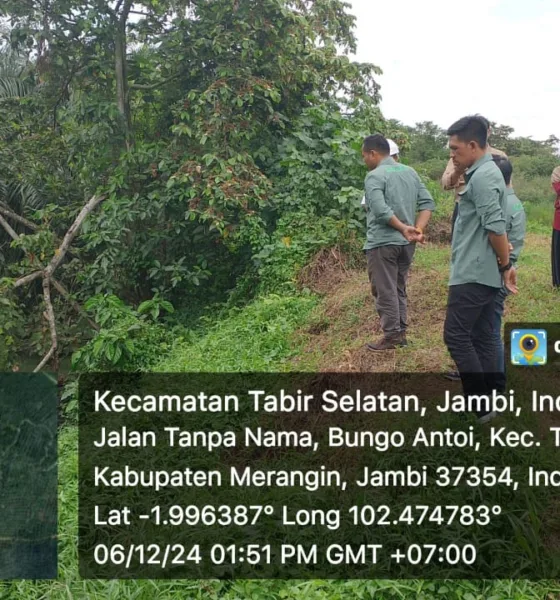 Komisi III DPRD Merangin saat meninjau kolam limbah milik PT SGN yang membuang limbah cair ke parit warga. (DETAIL/Daryanto)