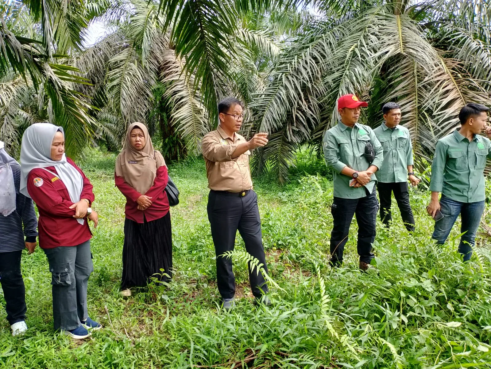 Komisi III dan DLH Merangin meninjau limbah yang dibuang ke parit. Anehnya saat disidak diduga ada karyawan yang mematikan aliran limbah yang dibuang ke parit warga. (DETAIL/Daryanto)