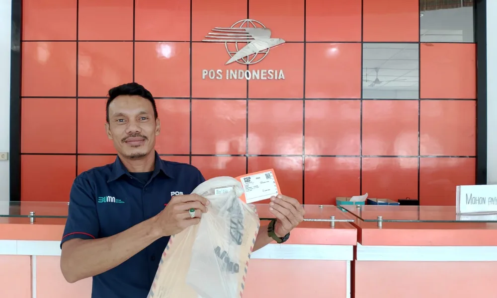 Kepala Cabang Pos Bangko, Asga saat memperlihatkan jenis paket kilat khusus. (DETAIL/Daryanto)