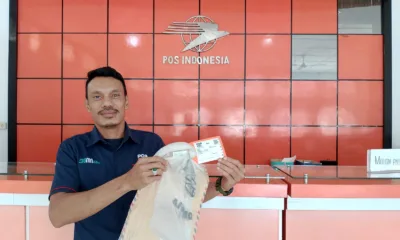 Kepala Cabang Pos Bangko, Asga saat memperlihatkan jenis paket kilat khusus. (DETAIL/Daryanto)