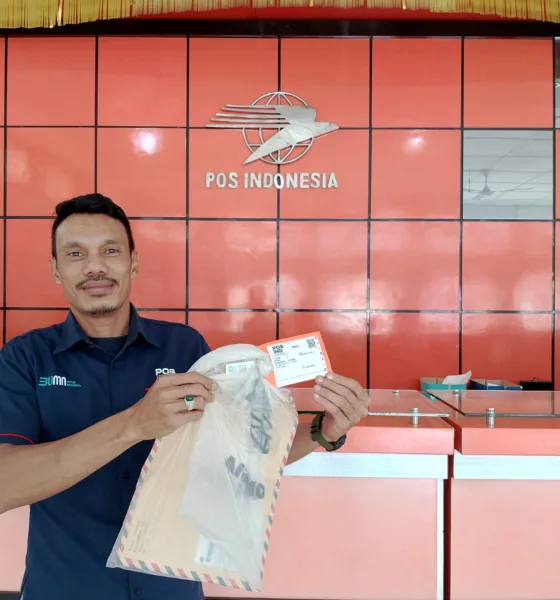 Kepala Cabang Pos Bangko, Asga saat memperlihatkan jenis paket kilat khusus. (DETAIL/Daryanto)
