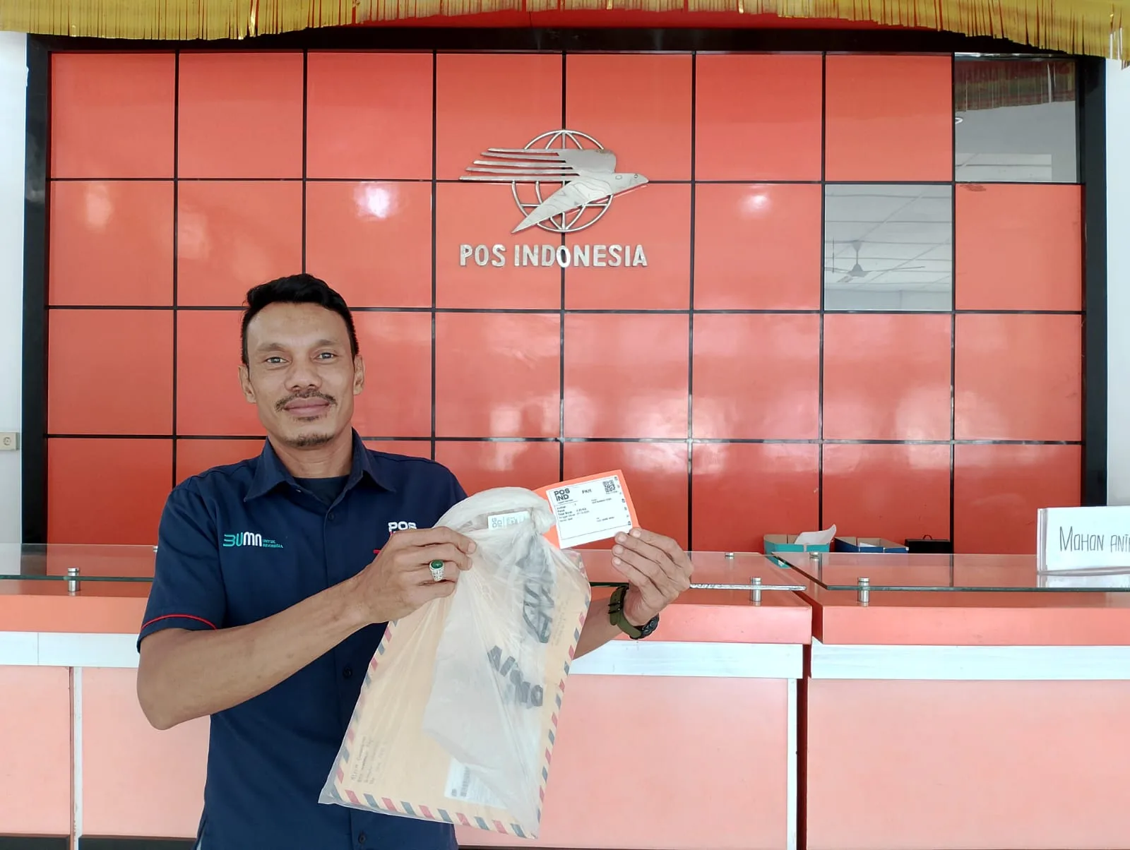 Kepala Cabang Pos Bangko, Asga saat memperlihatkan jenis paket kilat khusus. (DETAIL/Daryanto)