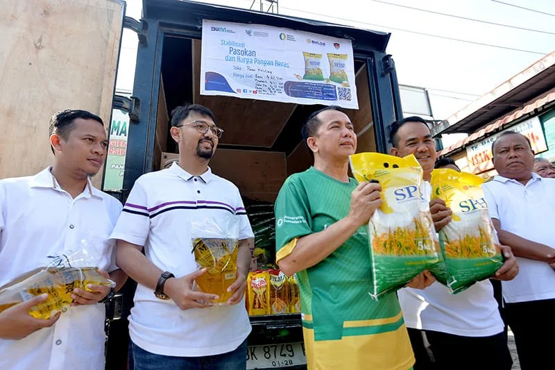 Pj Gubsu Agus Fatoni, Pimwil Bulog Budi Cahyanto, dan pejabat lainnya menggelar sidak di Pasar Tradisional Sikambing pada Minggu, 8 Desember 2024. (ist)