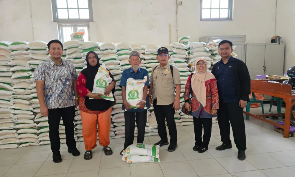 Perum Bulog Kanwil Sumut menyalurkan bantuan beras kepada warga yang berhak. (ist)