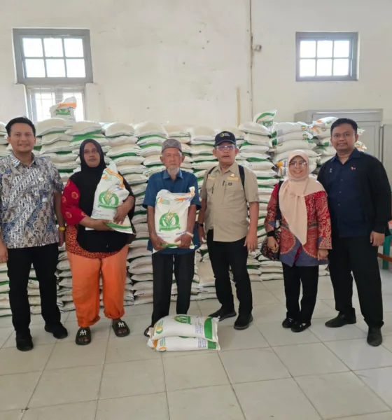 Perum Bulog Kanwil Sumut menyalurkan bantuan beras kepada warga yang berhak. (ist)